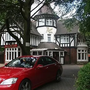 Pines Luton Airport Inn